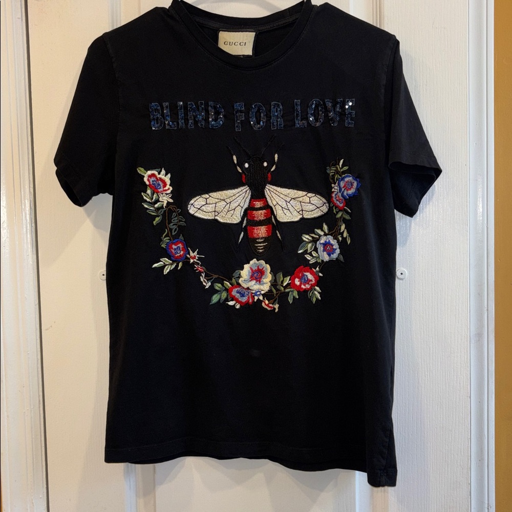 GUCCI BLACK S/S TEE SHIRT WITH BLIND FOR LOVE IN BLUE SEQUINS EMBROIDERED BEE - Picture 2 of 16